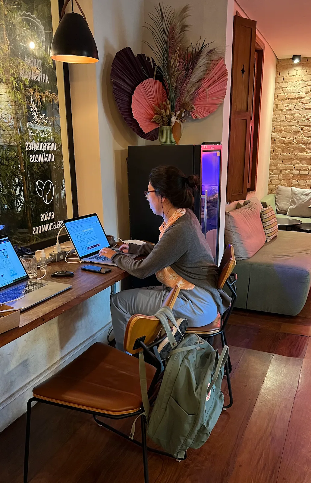 Viviane and Giovana working on the interactive prototype and the test script
